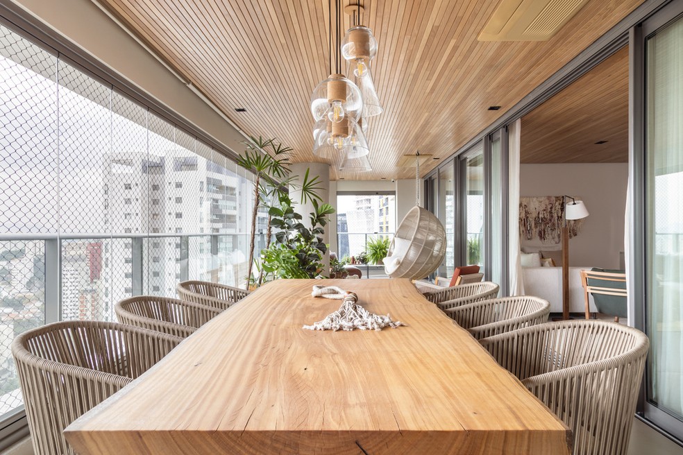 Apartamento de 275 m², com muitas plantas e madeira, traz sensação de refúgio para São Paulo — Foto: Evelyn Muller