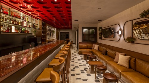 Bar em Curitiba une herança italiana e jeitinho brasileiro em ambiente que convida a ficar 