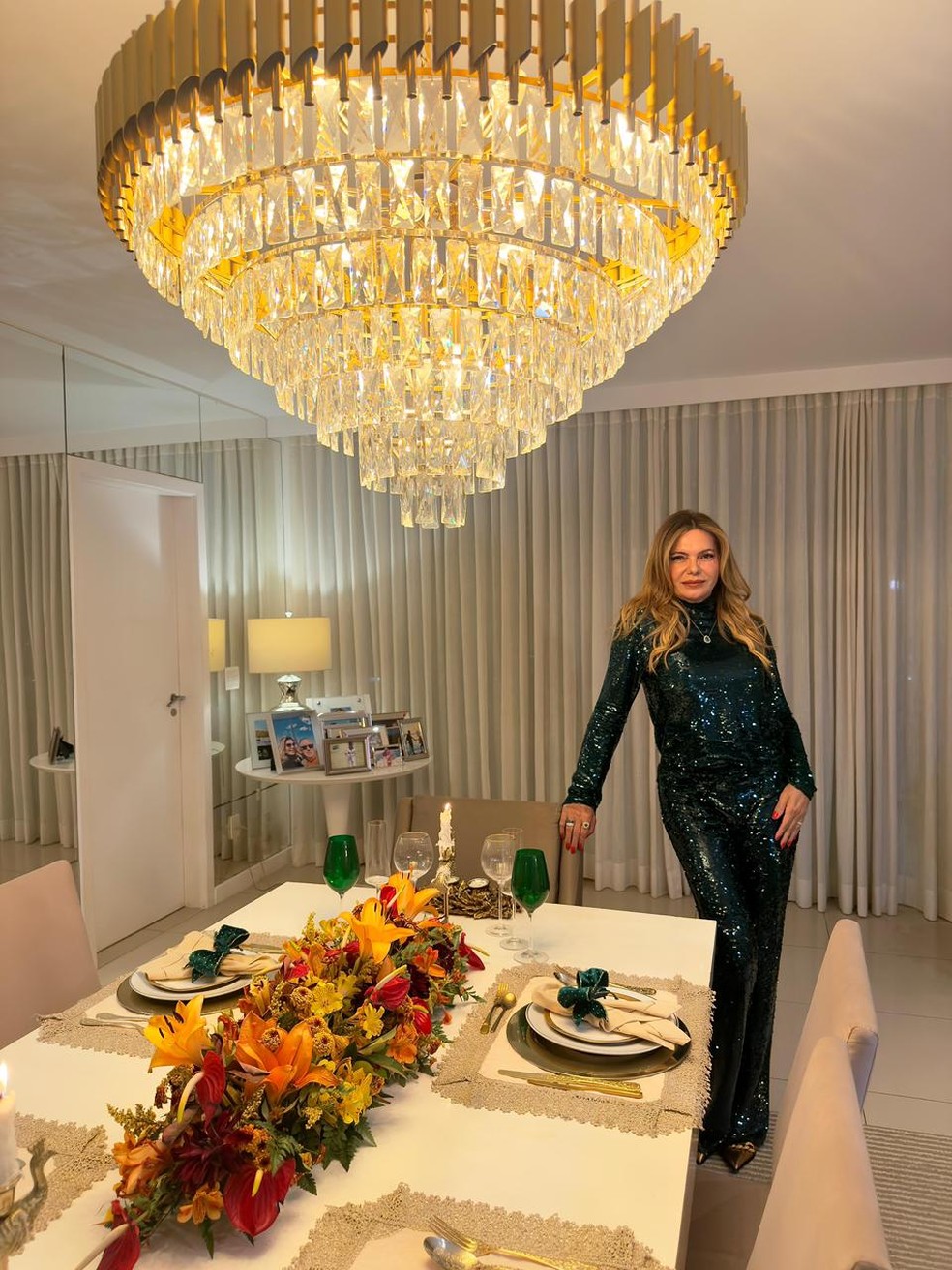 Atriz Mirian Martins abre a casa para mostrar decoração natalina — Foto: Divulgação