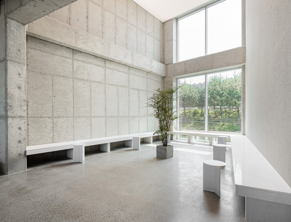 Cada andar conta com um estilo de mesas e bancos diferenres — Foto: Choi Yong Joon/Divulgação
