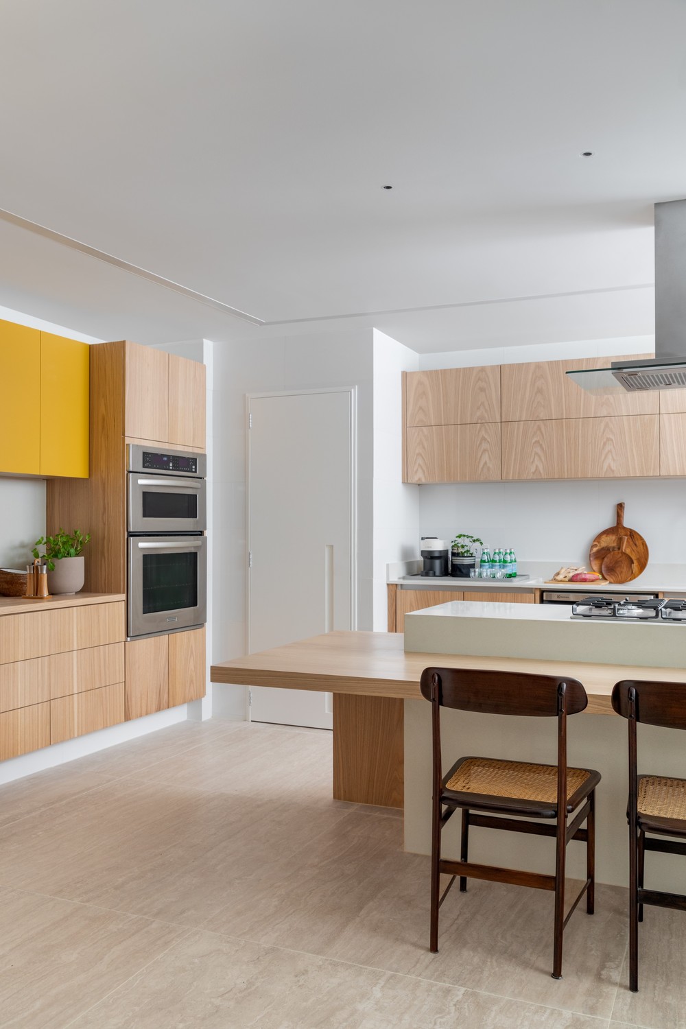 Apartamento no Leblon tem clima praiano com clássicos do design brasileiro
