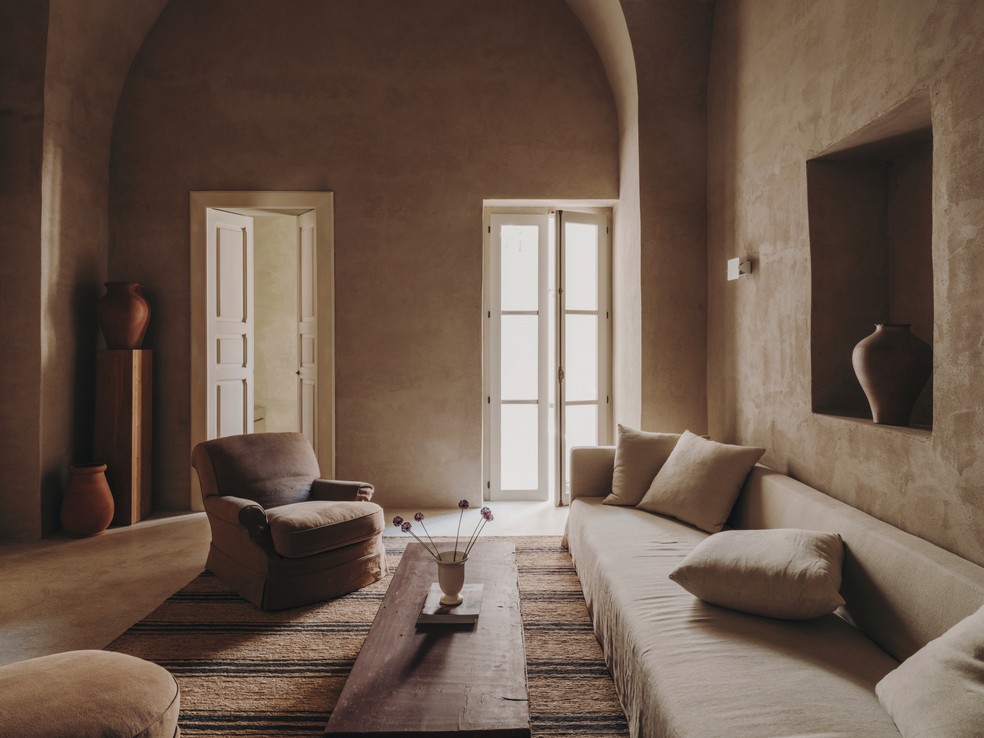 Na Puglia, casa do século XVII foi restaurada para se adequar aos tempos atuais sem perder o charme de sua essência — Foto: Salva López 