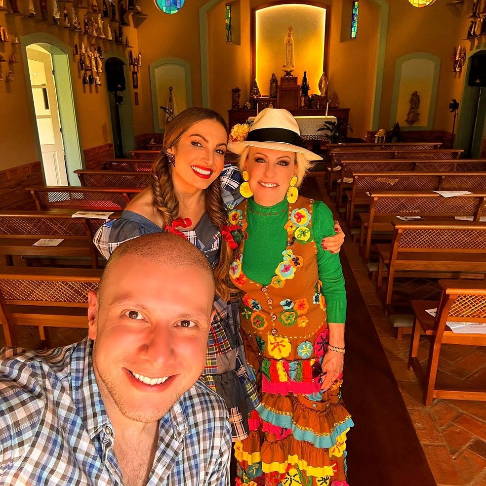 O repórter Ivo Madoglio com as apresentadoras Patrícia Poeta e Ana Maria Braga em capela da Fazenda Primavera — Foto: Reprodução/Instagram
