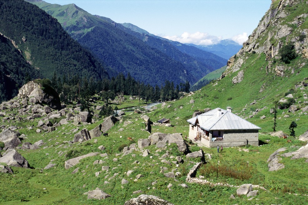 Este bangalô está localizado bem longe das rotas convencionais, nas profundezas da região de Garhwal, no Himalaia — Foto: Dinodia Photo/Getty Images
