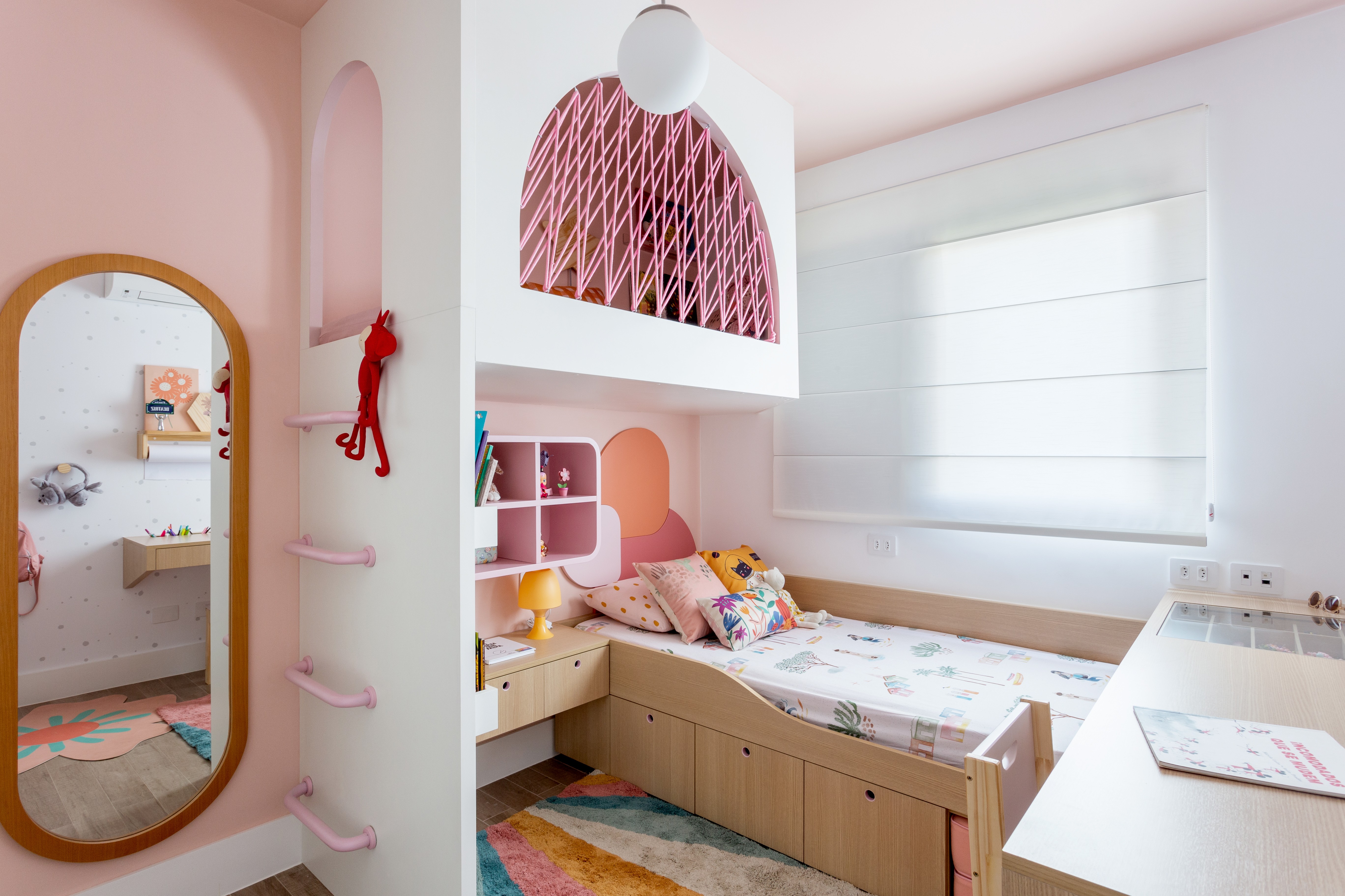 Décor do dia: quarto infantil rosa com cama no mezanino