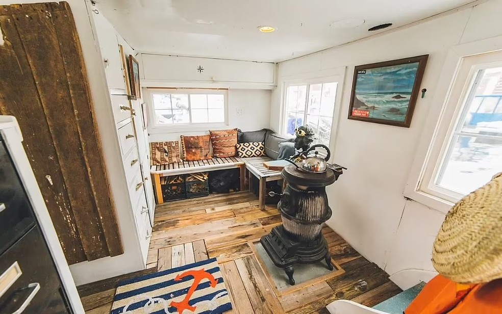 Interiores de casa flutuante ancorada em uma marina de Nova York — Foto: Reprodução/Airbnb