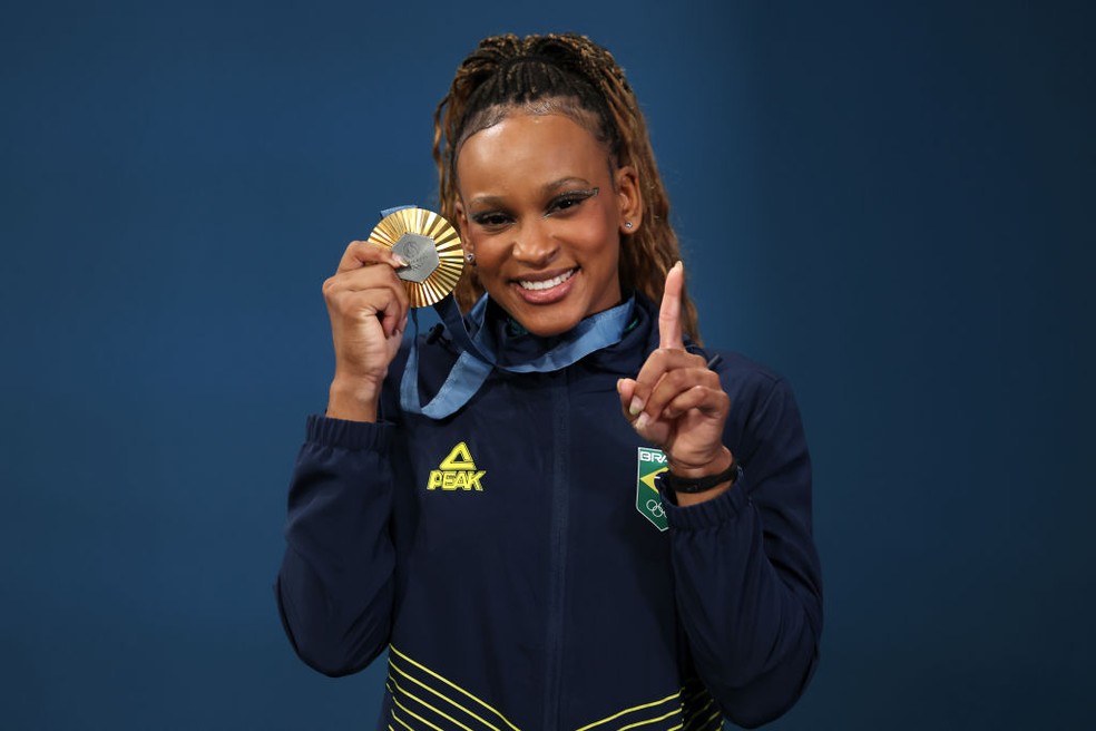 Ginasta Rebeca Andrade após conquistar o ouro no solo nos Jogos Olímpicos de Paris 2024 — Foto: Jamie Squire/Getty Images