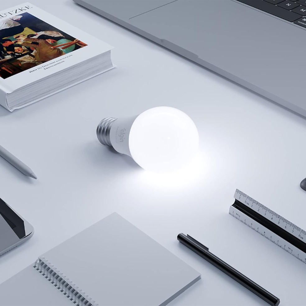 Lâmpada inteligente Smart Color Elgin 10W com controle RGB e compatibilidade com Alexa e Google Home ajuda a criar diferentes atmosferas pela casa — Foto: Divulgação