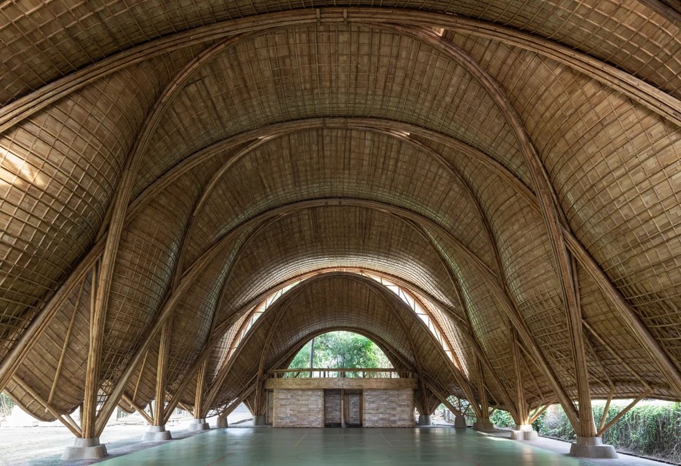 O Arc é feito de bambu de origem local e não usa luz elétrica ou sistema de aquecimento e resfriamento — Foto: Divulgação/Tommaso Riva