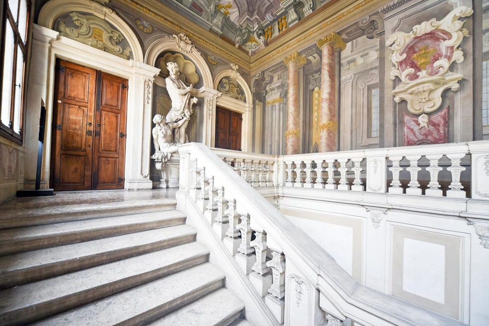 Escadaria branca em mármore que leva até o segundo andar  — Foto: Dimora Italia Real Estate