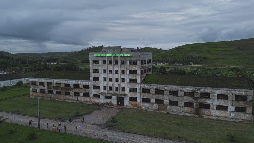 A instalação 'Claro-Escuro' (2015) possui 18 metros de comprimento — Foto: Andréa Rêgo Barros/Divulgação