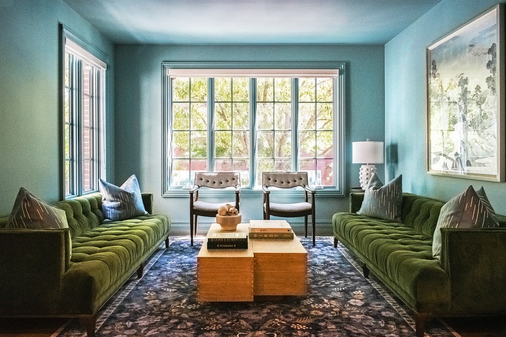 Na sala de estar, azul e verde compõem uma paleta refrescante — Foto: Benedetto Rebecca