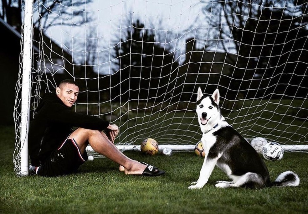 Trave de gol no quintal para se divertir quando não está em campo profissionalmente — Foto: Reprodução/Instagram @acerolahusky