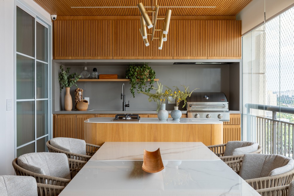Décor do dia: living integrado à varanda com ilha e churrasqueira