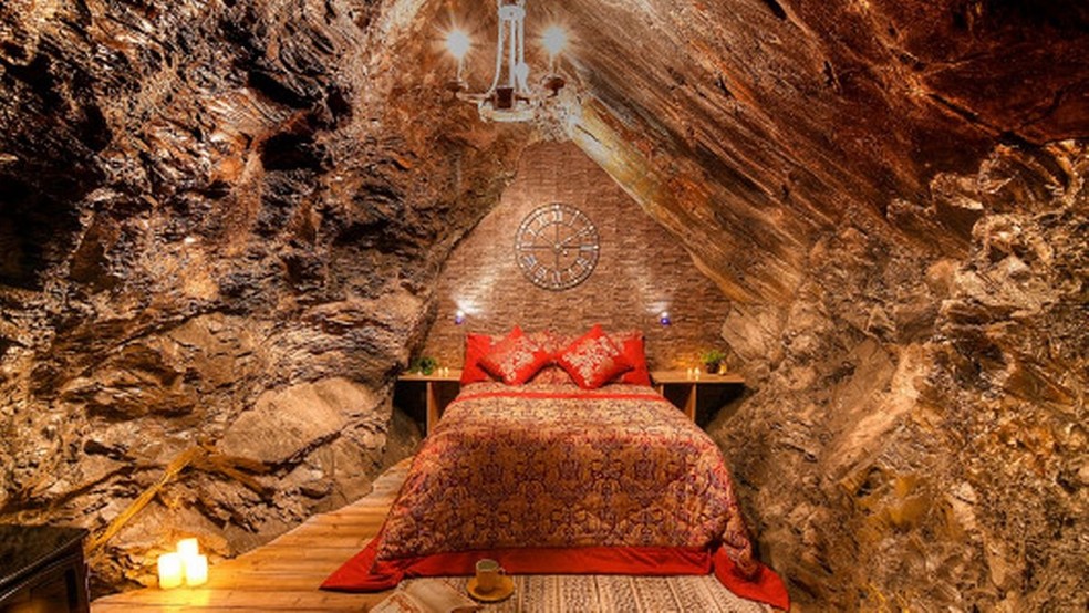 Gruta romântica com cama de casal é uma das acomodações do hotel mais profundo do mundo — Foto: Divulgação/DeepSleep