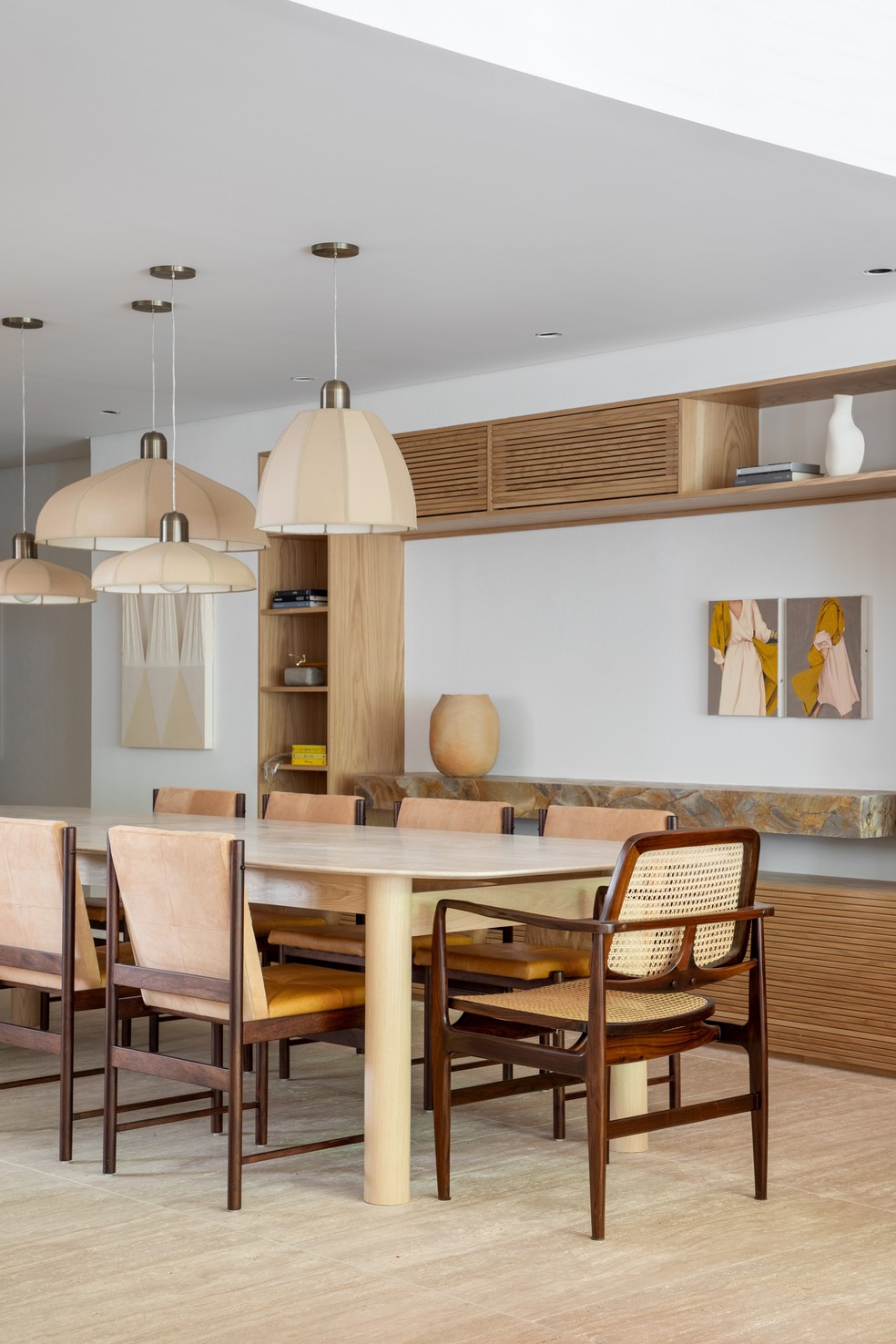 Apartamento no Leblon tem clima praiano com clássicos do design brasileiro