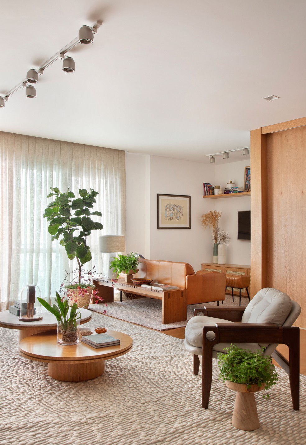 Sala de estar e para a televisão foram integradas neste projeto  — Foto: Raiana Medina