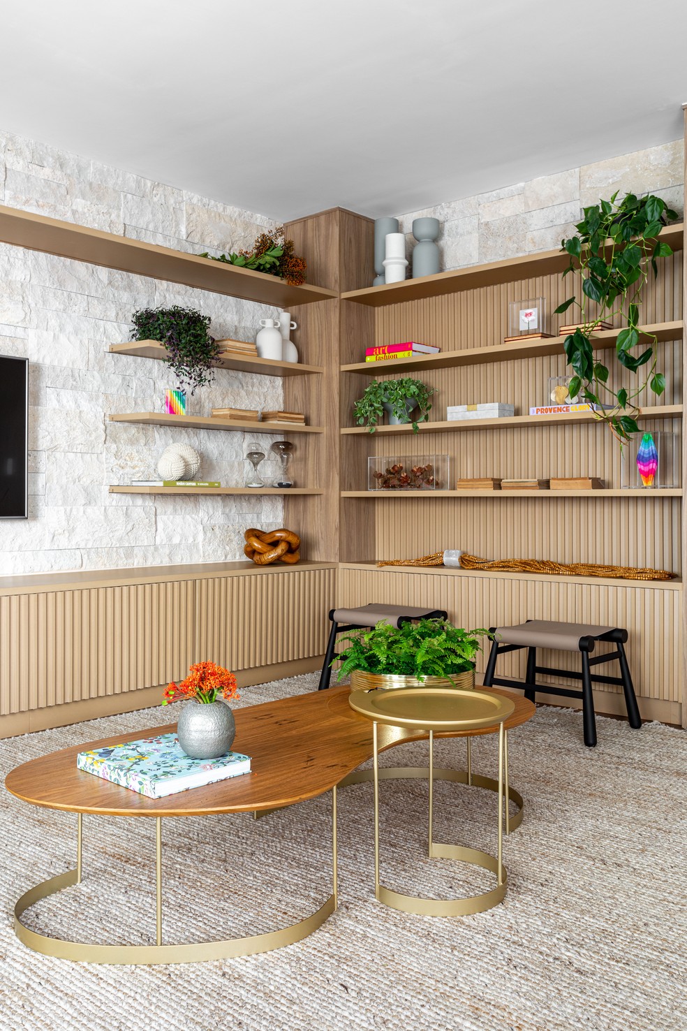 Mesa de centro com formato orgânico cria fluidez na decoração da sala de estar — Foto: Re Freitas