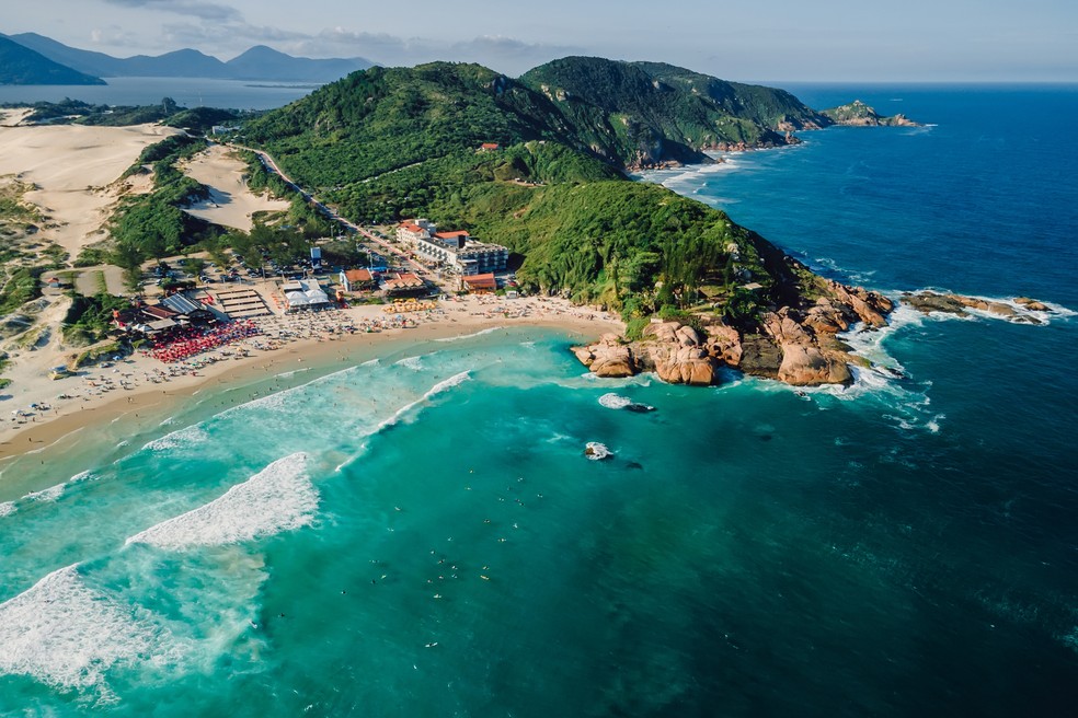 Praia da Joaquina, em Florianópolis — Foto: Getty Images