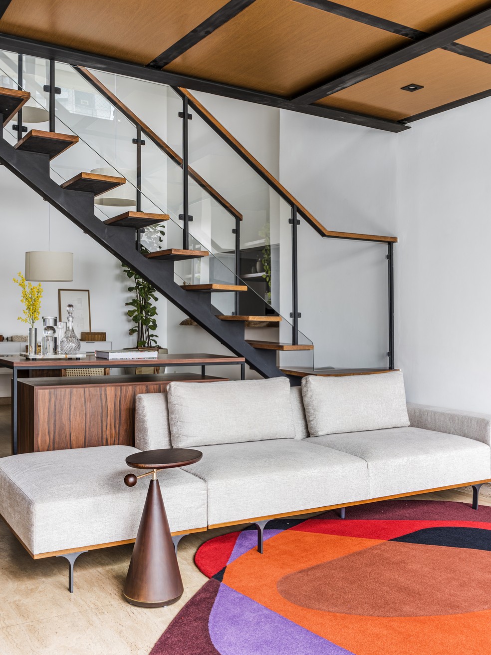 Apartamento dúplex passou por reforma com cores, nas paredes e na decoração — Foto: Renato Navarro