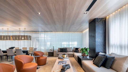 Apartamento decorado de 250 m² reúne peças de design italiano e texturas diversas