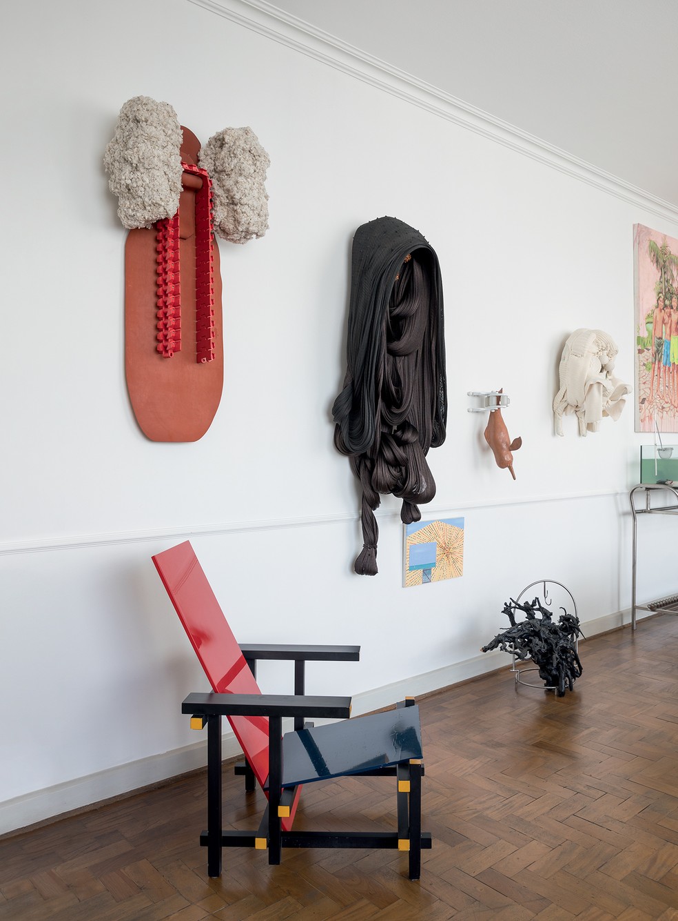 Apartamento-galeria cria linha do tempo da arte e do mobiliário brasileiros