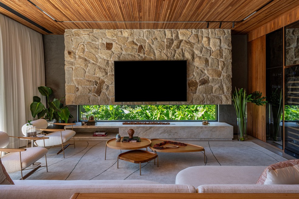 Niina Secrets abre casa de 780 m² com estúdio e conexão com a natureza
