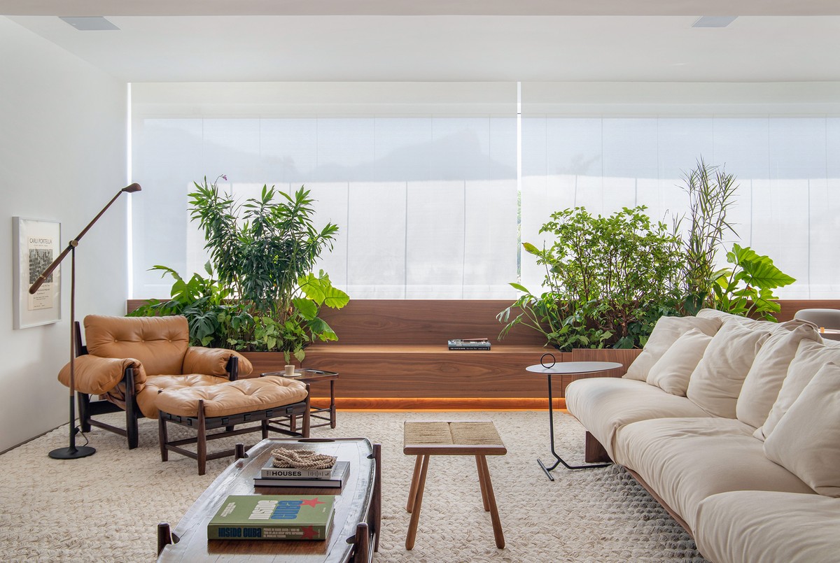 Apartamento de 160 m² com décor neutro e muitas plantas