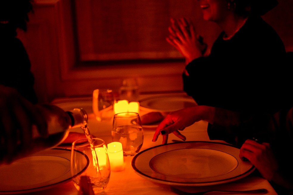 Que tal um jantar às cegas? — Foto: Divulgação