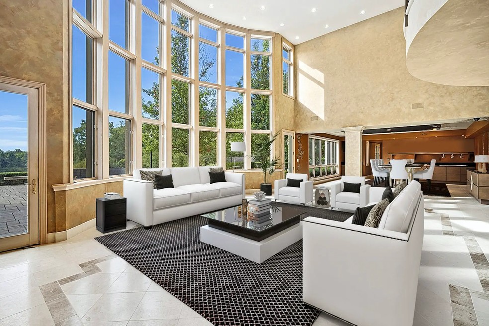 A sala de estar se estende por dois andares  — Foto: Divulgação/Sotheby's International Realty