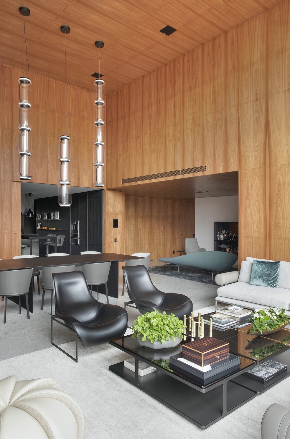 Em São Paulo, apartamento de 700 m² mescla design italiano e