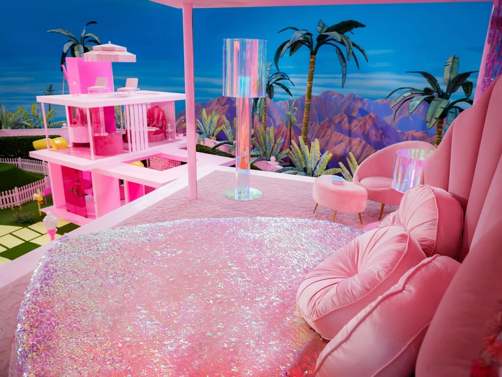 O quarto da Barbie apresenta uma cama em forma de coração com uma colcha de lantejoulas — Foto: Jaap Buitendijk/ Courtesy of Warner Bros. Pictures