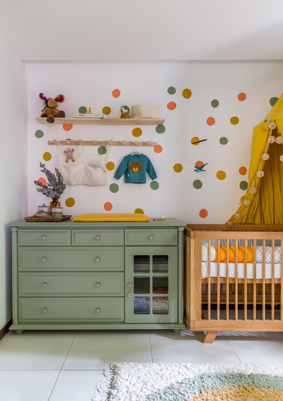 Quarto de bebê com combinação de cores análogas, com décor assinado pelo Pílula Arquitetura — Foto: Divulgação