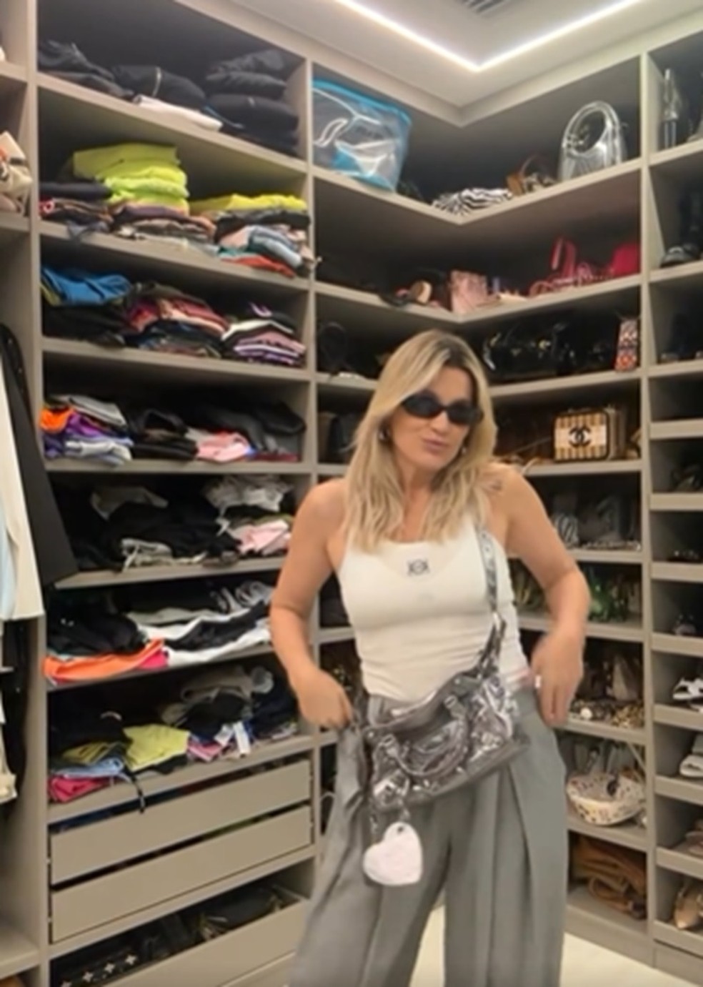 Flávia Alessandra mostra novo closet em apartamento