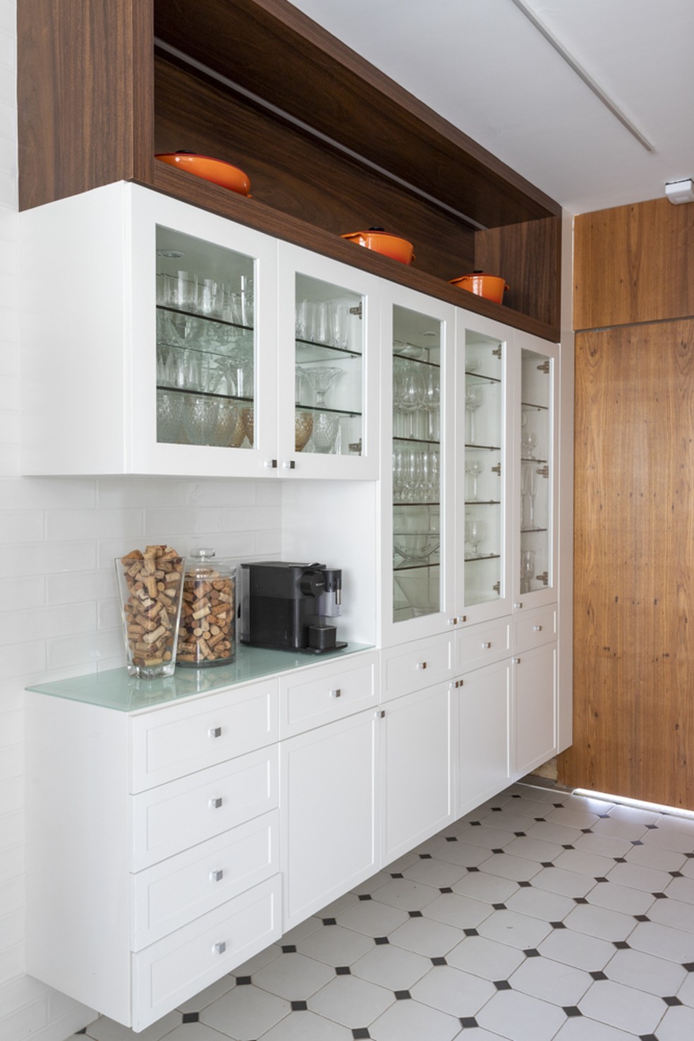 Neste canto da cozinha, um inesperado armário branco propõe um contraste interessante no ambiente — Foto: Thiago Travesso
