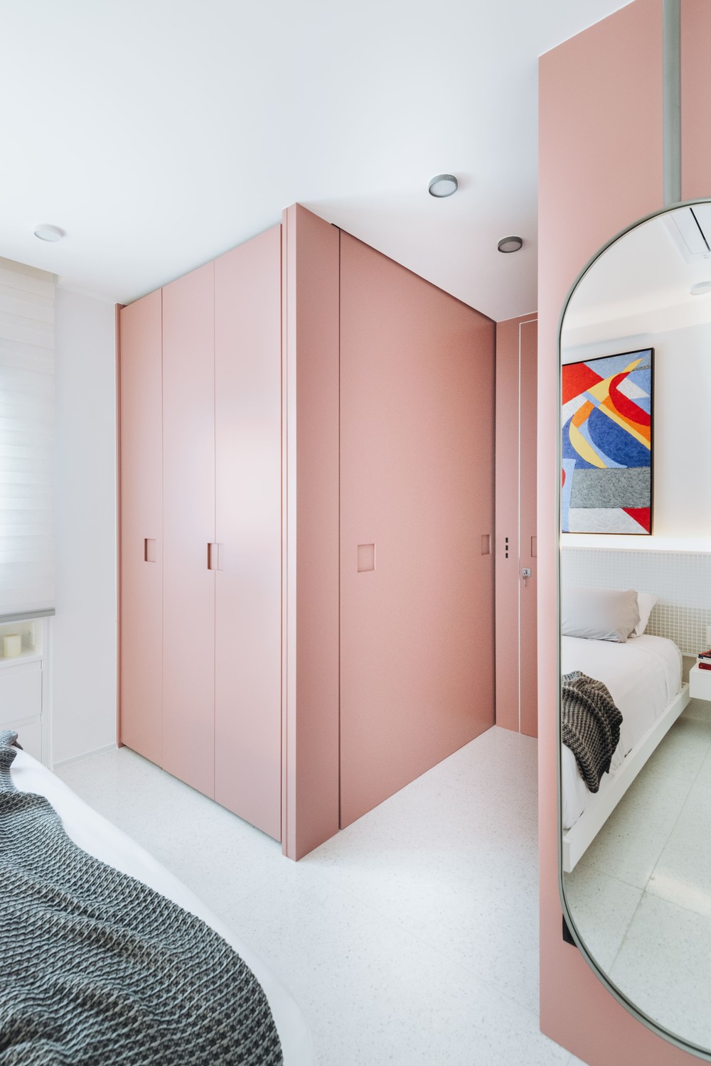Apartamento de 80 m² tem armários azuis e ambientes setorizados por cores