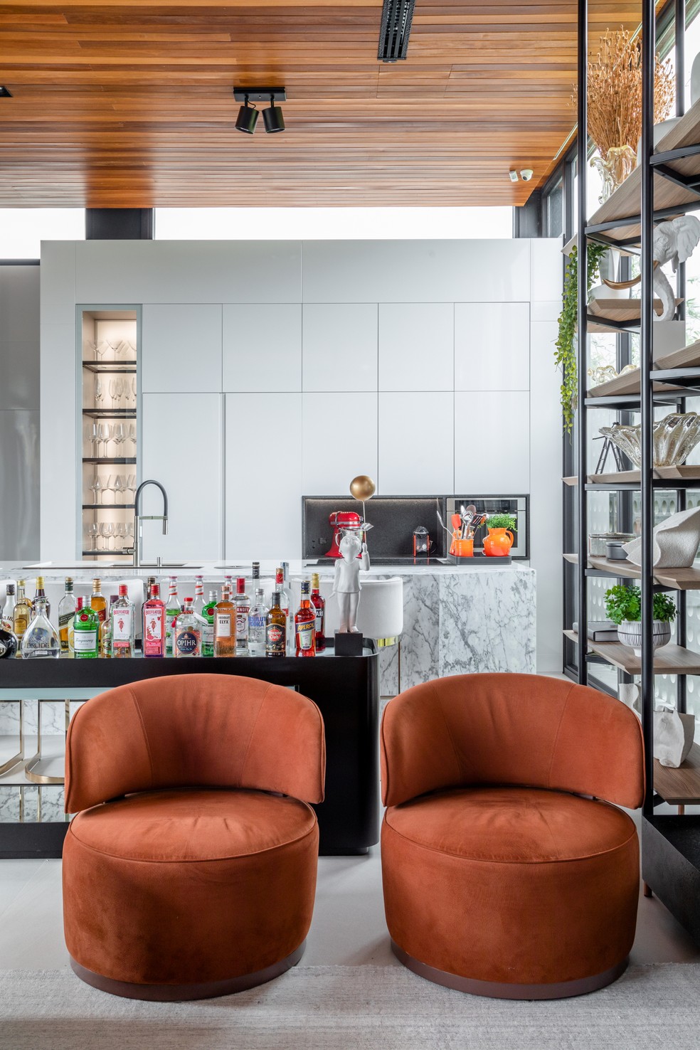 Décor do dia: área social com bar na cozinha e cristaleira vertical