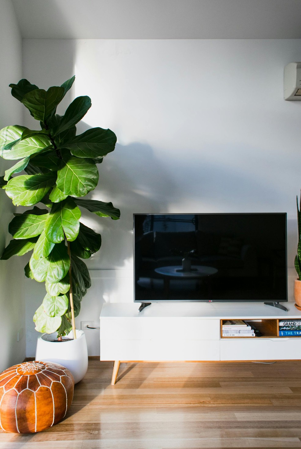 O segredo da limpeza da TV está na moderação. O pano deve ser apenas umedecido, nunca encharcado. Com movimentos circulares e delicados, comece pelo centro da tela e siga em direção às bordas. Se a sujeira resistir, uma mistura de partes iguais de água destilada e vinagre branco costuma ser suficiente para dissolver as marcas mais persistentes — Foto: Rachel Claire/Pexels