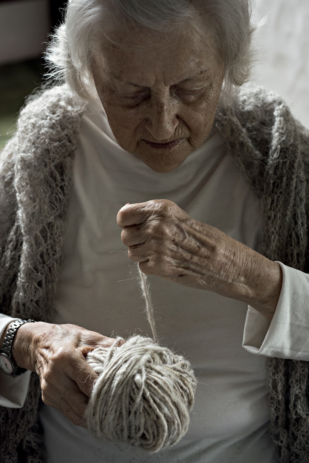 Liciê Hunsche enrola um novelo de lã em seu ateliê, em 2015 — Foto: Letícia Remião