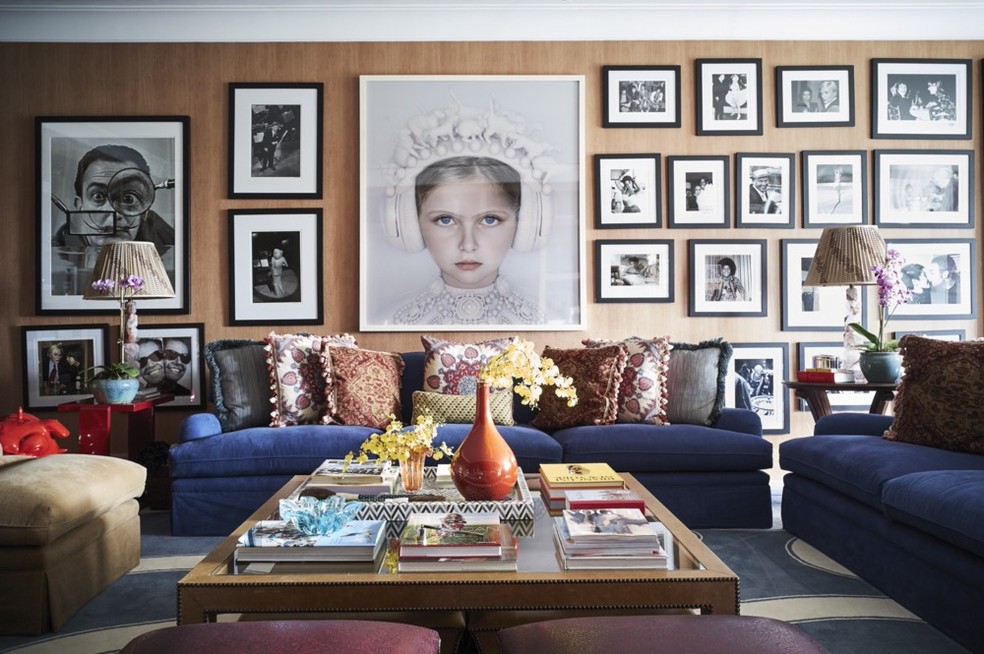 Os quadros se destacam nesta sala de estar com assinatura de Sig — Foto: Divulgação