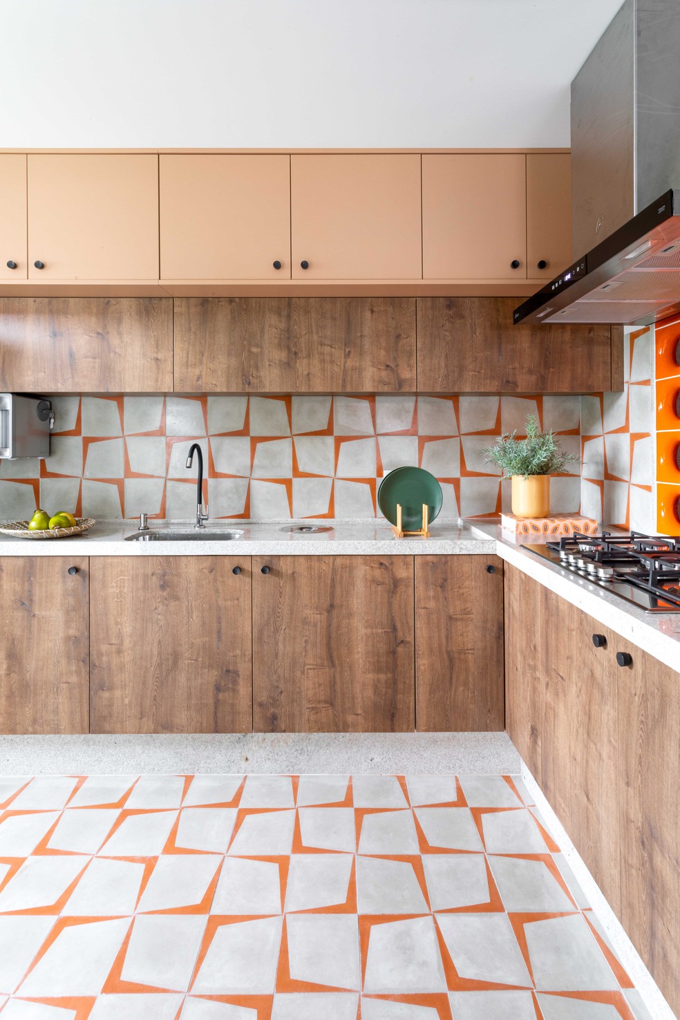 Em Niterói, casa ganhou reforma na cozinha para deixar o ambiente mais "alegre", como conta a arquiteta Livia Ornellas — Foto: Re Freitas