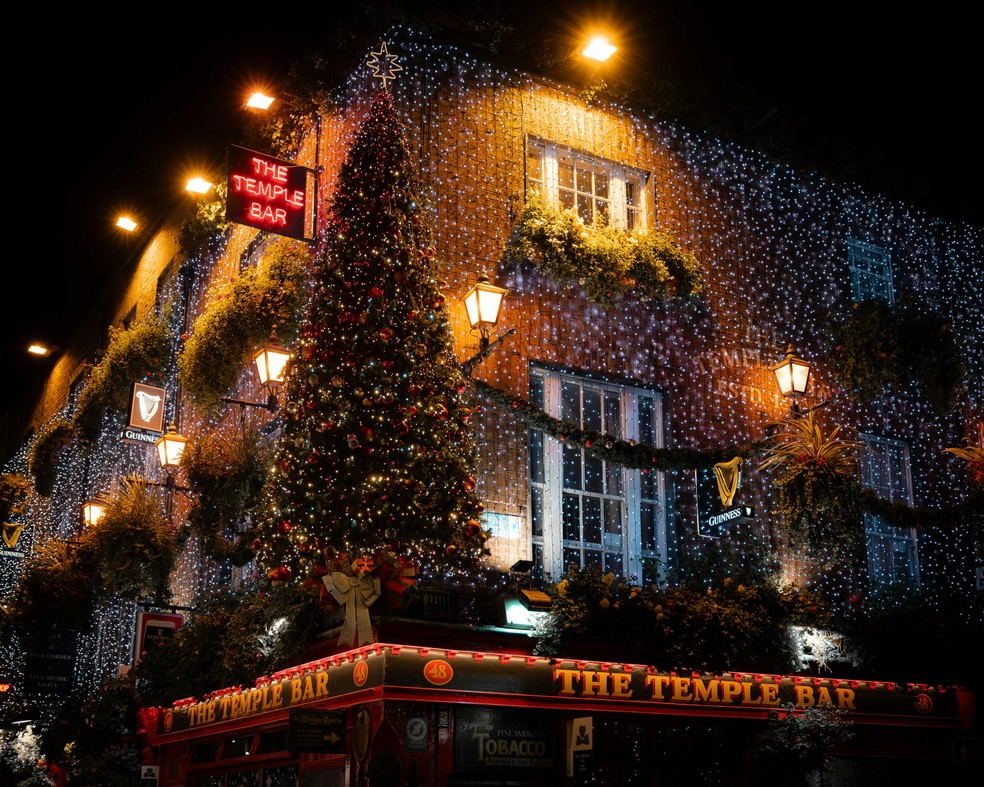 The Temple Bar é o pub mais famoso de Dublin durante o Natal, graças à sua decoração impecável — Foto: Pexels/Mario Spencer