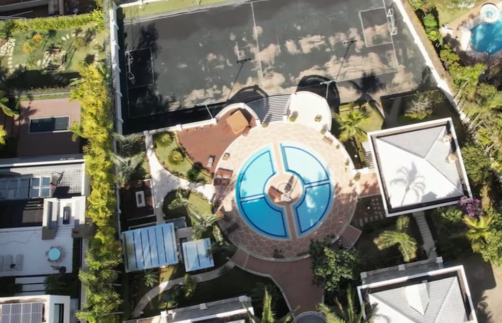 Vista aérea mostra piscinas e campo de futebol — Foto: Reprodução/Youtube