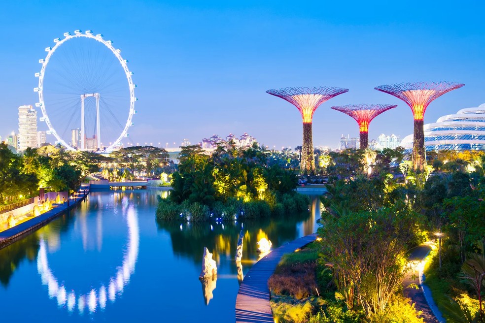 Como se viessem de outro mundo, as torres luminosas com nomes de árvores gigantescas estendem-se dos Jardins da Baía de Singapura — Foto: John Harper/Getty Images