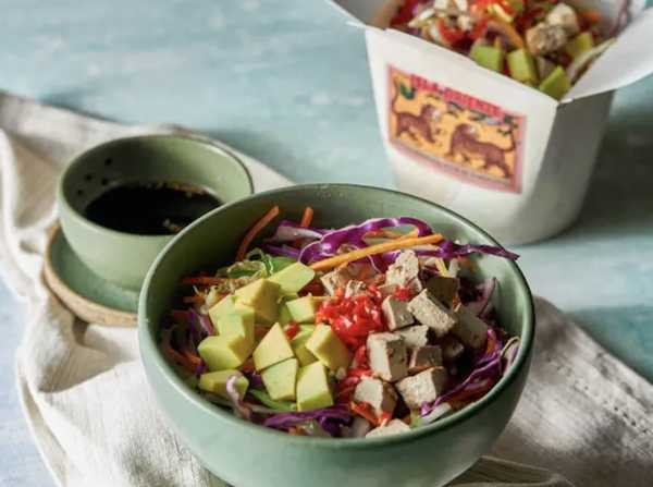 Aprenda a fazer uma salada asiática saborosa e prática