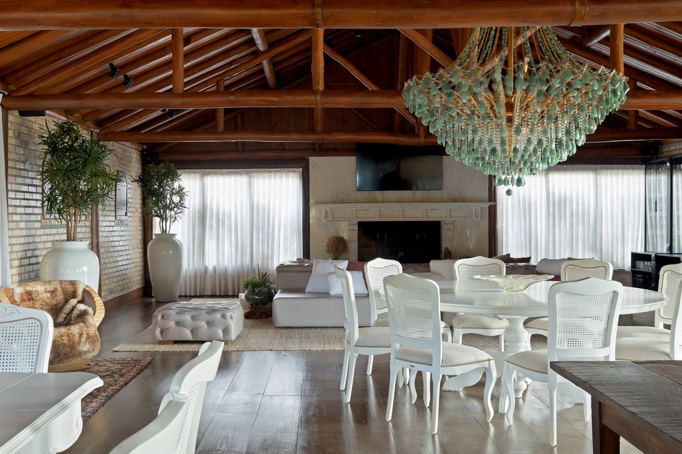 A designer de interiores Handry Roth transformou esta construção antiga em uma casa de campo repleta de texturas, cores e muita madeira — Foto: Mariana Boro/Divulgação