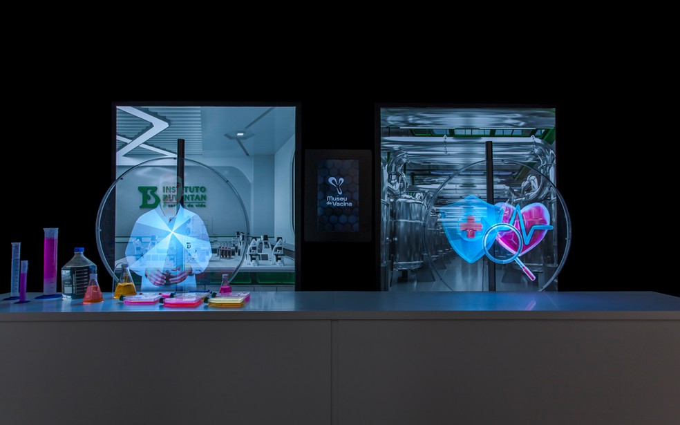 A sala reproduz uma réplica de um laboratório com projetores de cientistas  — Foto: Eduardo Pozella/Divulgação