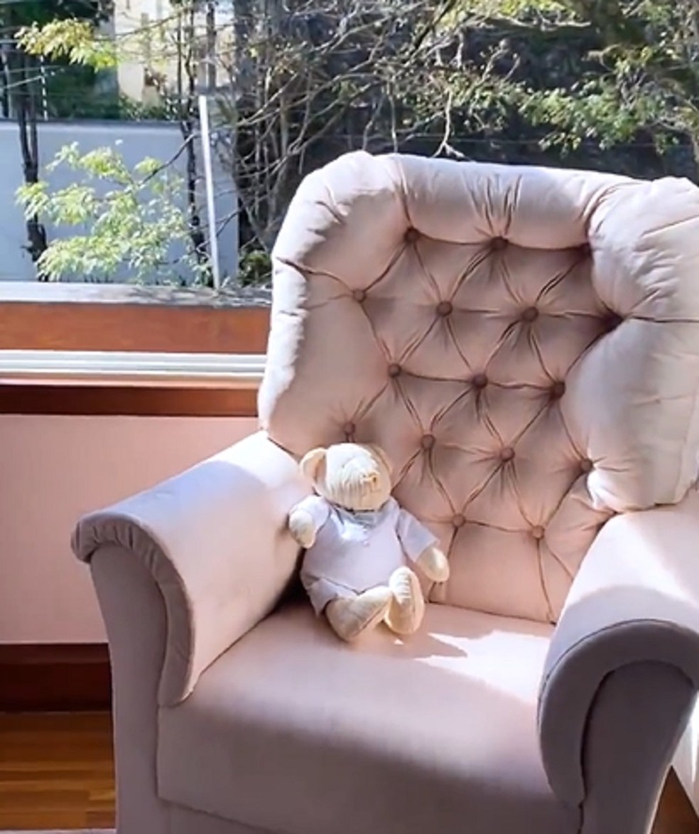 Cadeira de amamentação no quarto da filha de Maria Luiza Silveira e Paulo Vilhena — Foto: Reprodução/Instagram