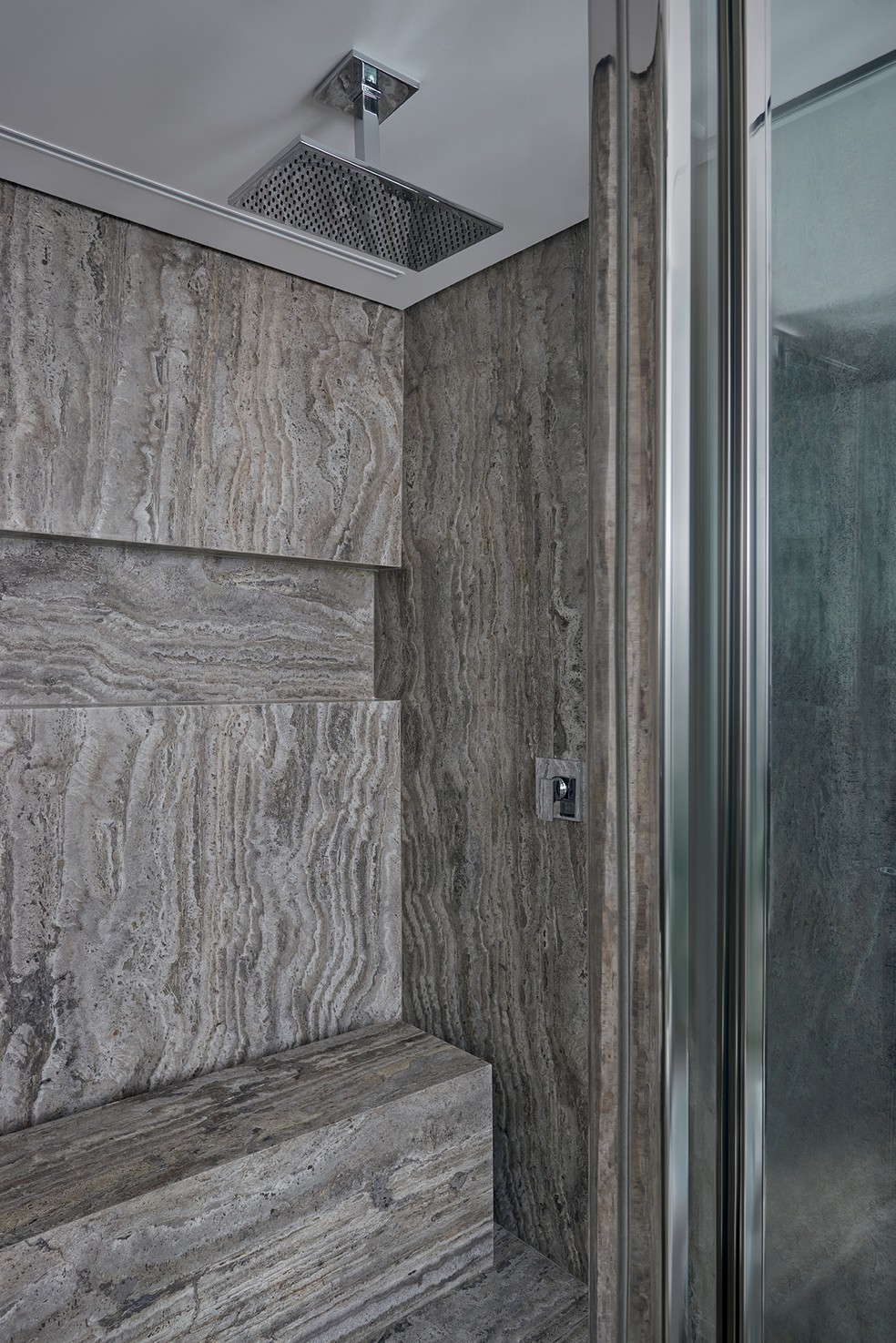 Outro ângulo do banheiro com box da Vidro Laser e chuveiro da Deca Positano — Foto:  André Klotz