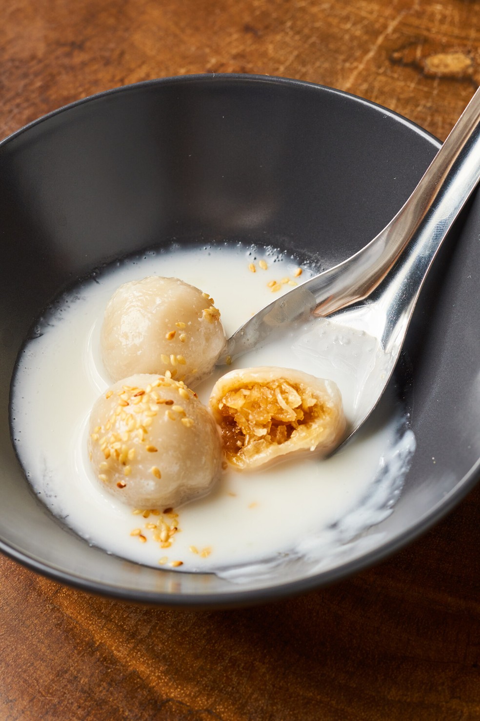 Kanom Ton: os inusitados dumplings de cocada servidos em calda de leite de coco e salpicados com gergelim — Foto: Laís Acsa
